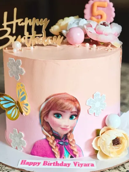 The matching twin cake to ID 24, this one features Princess Anna from Frozen. Creating two complementary but distinct cakes is a great way to celebrate twins.