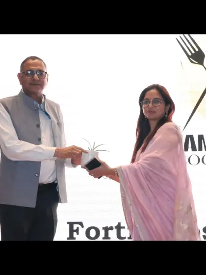 Receiving a token of appreciation after a session. It's always a pleasure to collaborate with organizations that prioritize their employees' health, and I'm grateful for the positive feedback.