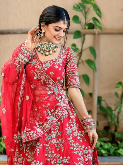 A complete bridal look featuring a heavy, gold-plated Kundan necklace, haath phool, and maang tikka, all available for rent.