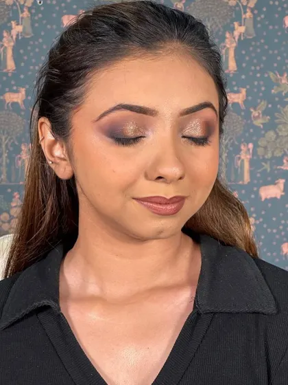 A stunning golden smokey eye, perfect for a party or festival. The balance of shimmer and matte, paired with a brown lip, creates a classy and bronzed look.