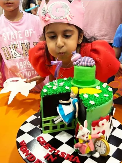 The centerpiece of the celebration! This incredible "Alice in Wonderland" cake is a perfect example of how we can coordinate every detail of the party to match your chosen theme.