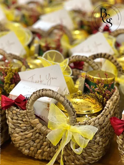 These charming mini-baskets, filled with festive treats and tied with bright yellow bows, are perfect as thank you gifts or event favours. They are a small but meaningful way to make your loved ones feel admired and appreciated.