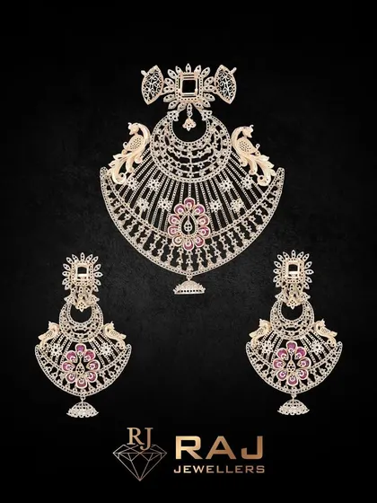 Indulge in the luxurious world of exquisite jewellery with this Reti mounting set. The grand, fan-shaped pendant and earrings feature peacock motifs and are ready to be transformed into a treasured masterpiece with your choice of stones.