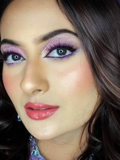 A close-up of this mesmerizing party look. The glittery cut-crease in shades of purple and pink adds a touch of magic, perfect for a night of celebration.