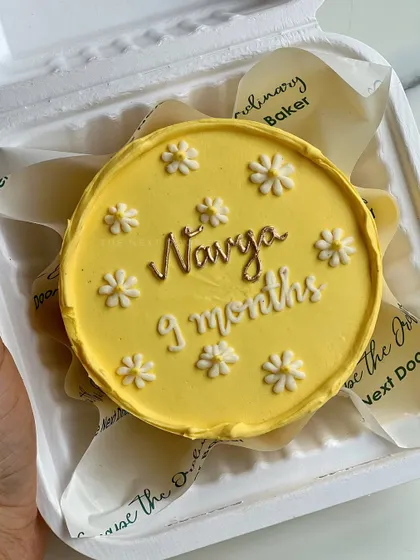 Another monthly milestone cake for Navya. This time for her 9-month celebration, with a cheerful yellow design and tiny white daisies.