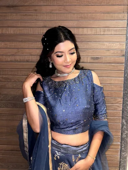 A full look at the elegant blue lehenga and the complementary soft glam makeup, a perfect combination for a reception or sangeet.