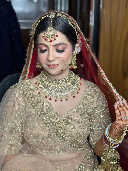 A close-up of bride Nupur, showing the delicate details of her maang tikka and necklace.