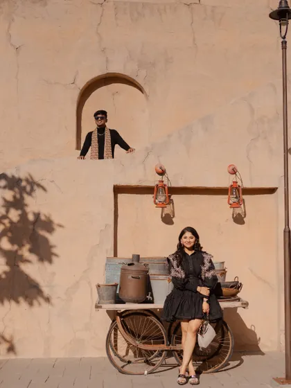A creative and playful pose against a rustic wall. This shot shows how we can use the environment to create unique and memorable pre-wedding photographs.