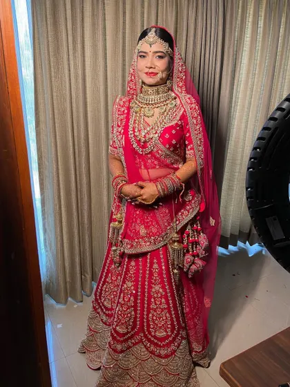 The full-length view of this Marwadi bride shows how the makeup, hair, and outfit create a cohesive and breathtaking image.