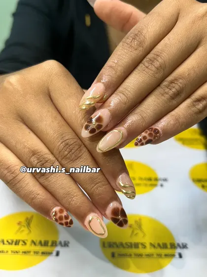 This design shows how I can turn a simple idea into something sophisticated. I combined a nude base with rich brown patterns and fluid gold lines to create a look that's both earthy and incredibly chic.