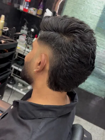 The back view of the pompa-mullet, showing the V-shaped neckline.