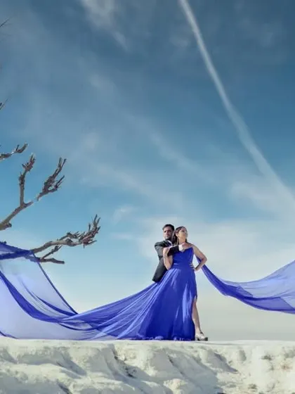 Our royal blue trail gown creates a beautiful flying effect against the sky. This style is perfect for capturing dynamic and powerful pre-wedding photos.