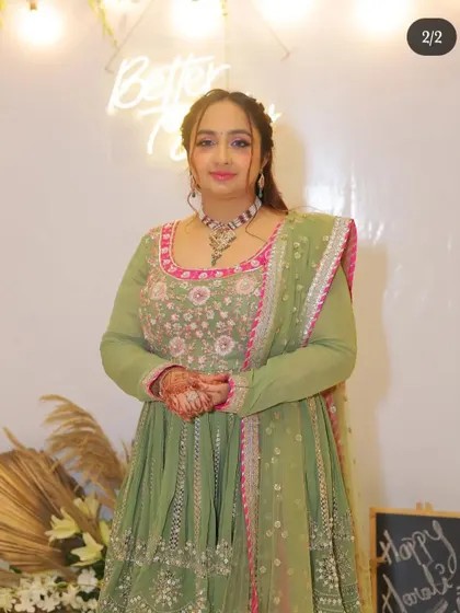 A client with her hair in a high, textured ponytail, perfect for a pre-wedding celebration. The style is youthful and keeps the hair securely in place.
