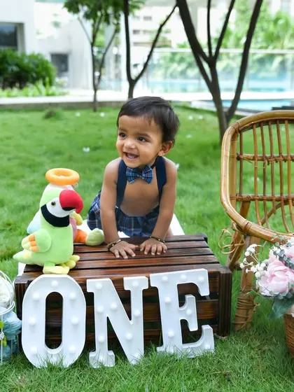 Celebrating the big ONE outdoors. This little explorer is all smiles during his first birthday photoshoot in a beautiful Bengaluru park.
