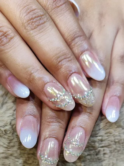 A glamorous and sparkling design. This set features a white ombre base with silver glitter accents and delicate rhinestone chains for a truly dazzling effect.