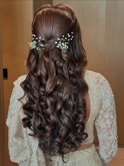 The final result is a breathtaking cascade of curls, perfectly styled for a special occasion. This look is all about volume, shine, and glamour.