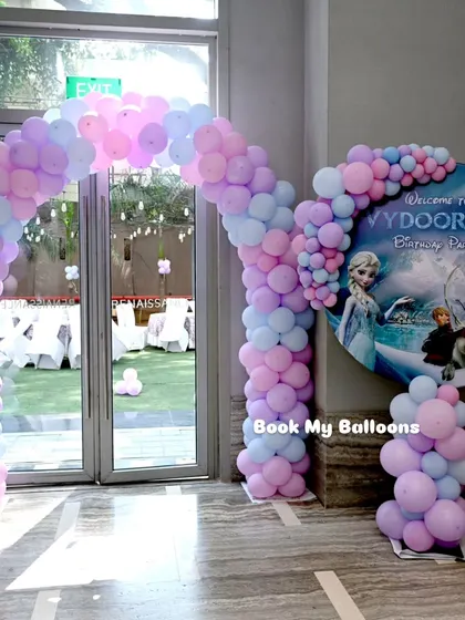 The entrance to Vydoorya's Frozen party sets the magical tone from the very first step. We created a welcoming balloon arch in pastel pink, blue, and purple, paired with a custom circular sign featuring Elsa.