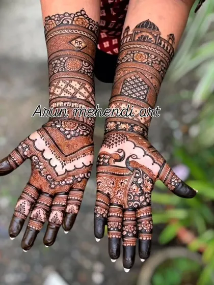 This design combines a chevron pattern on the palm with delicate peacock motifs, creating a unique and modern look.