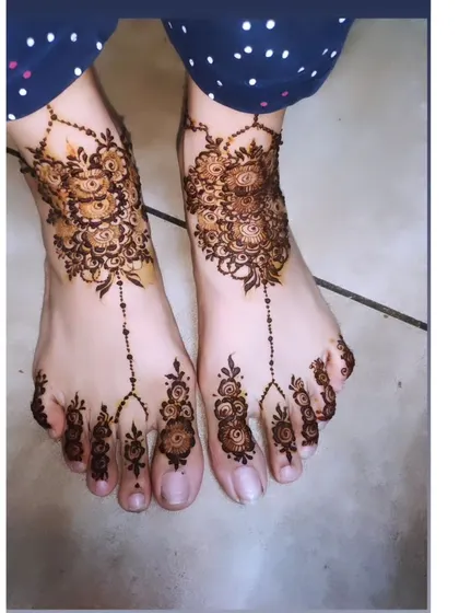 A simple and elegant foot design with a central mandala and delicate patterns on the toes.