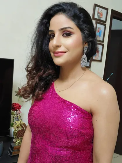 Another angle of this glamorous party look. The makeup is bold yet elegant, perfect for making a statement at any event.