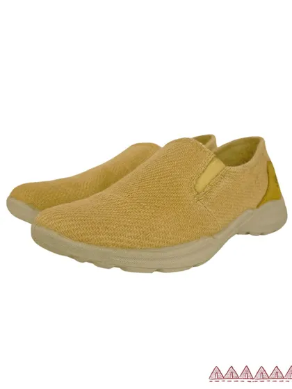 Our Yaar Slip-on shoes, seen from the side. The design features premium full-grain leather accents on the heel, making them perfect for casual outings, workdays, or city strolls.