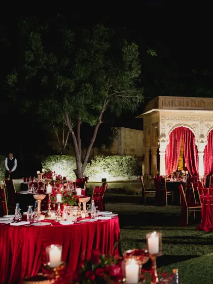 For this outdoor sangeet, we used rich red velvet tablecloths and gold candelabras to create a feeling of royal opulence. The tables were set on the lawn under the stars, blending the grandeur of a palace with the romance of an open-air celebration.