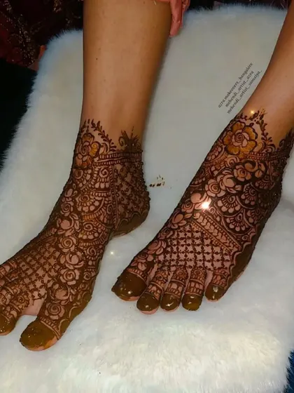 Another view of the beautiful and sparkling bridal foot design, covering the feet in intricate patterns.