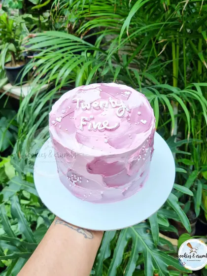A simple and chic textured cake for a twenty-fifth birthday. The palette knife effect with shades of mauve creates a beautiful, artistic finish.