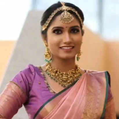 A simple yet elegant look with a single temple choker and matching earrings. This is a great option for pre-wedding functions.