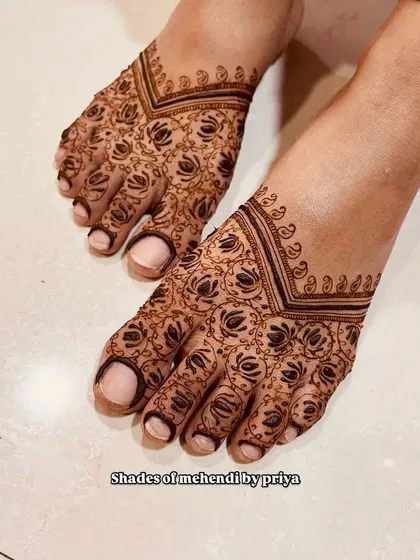 Another angle of the engagement foot mehendi, showing the fine details and the neat V-shape border.