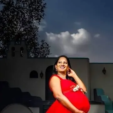 A happy and radiant mother-to-be during her maternity photoshoot. I focus on creating a makeup look that enhances natural beauty and photographs wonderfully.