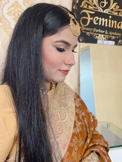 A simple and elegant look for a daytime event, with neutral makeup and a gold `maang tikka`.