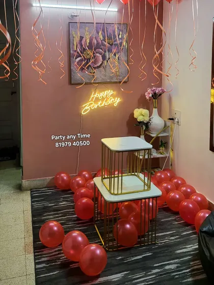 Another view of the red balloon room decoration.