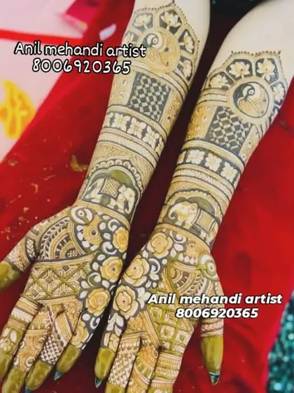 This design combines floral patterns on the palm with elephants and yin-yang symbols on the arms, a unique fusion of traditional and modern elements.