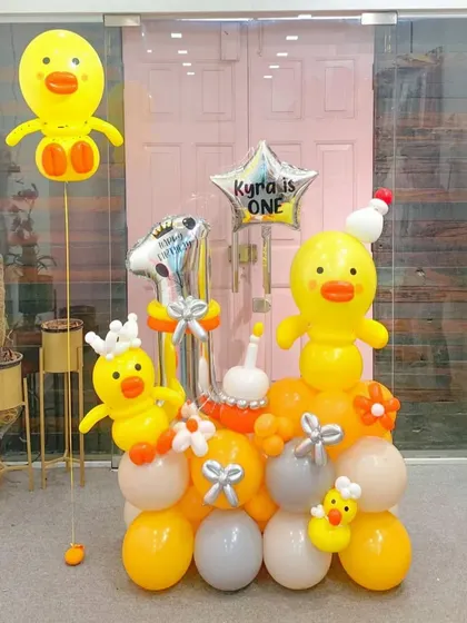 This duck-themed arrangement made a splash at a first birthday party. The bright yellow balloon ducks and personalized star create a quacking good time and a super cute theme for a little one's celebration.
