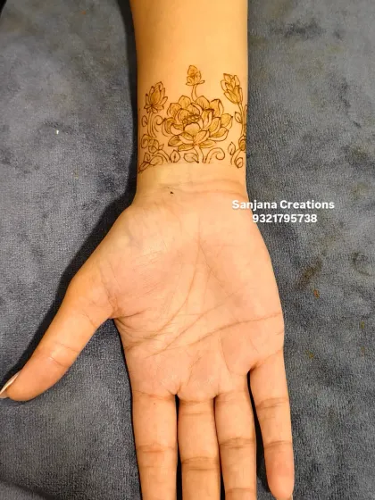 The first step of a design, showing the clean, simple outline of the floral wristband.