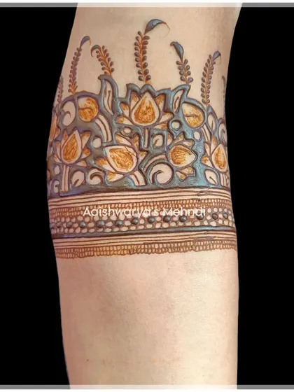 A close-up of a beautiful lotus border. Learning to create clean, repeating borders is a fundamental part of creating professional-looking mehndi.