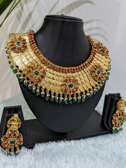 The full view of the coral and kaasu necklace set, a vibrant and traditional statement piece.