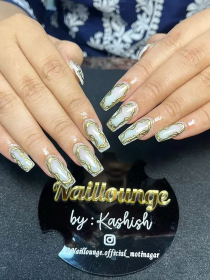 A unique and artistic set with a pearlescent base and raised, wavy gold chrome outlines.