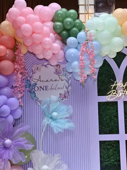 A detailed shot of the 'Onderland' theme, showing the custom sign and the texture of the backdrop.