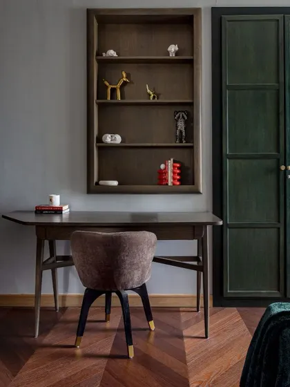 This elegant study nook, featuring a custom-built desk and shelving, is a product of our DCA Workshop. We focus on creating pieces that are not only beautiful but also perfectly integrated into the architectural language of the home.