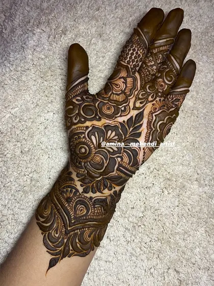 An elegant design for the back of the hand, perfect for a party or festive gathering.
