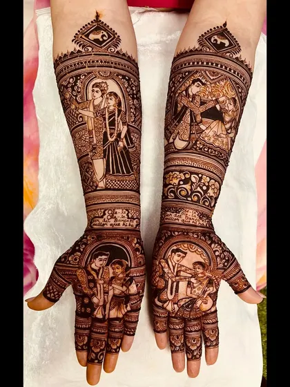 This design captures the romance of the wedding, with a large portrait of the couple during the varmala ceremony and smaller, intimate family portraits on the palms.