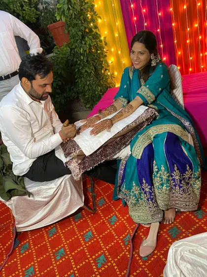 Here I am applying a traditional Rajasthani design for a client. It's a pleasure to create art for not just the bride, but her close family and friends too.