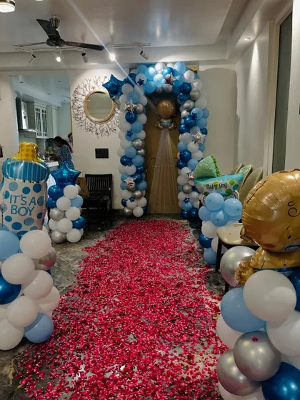 I make sure the welcome is as special as the occasion. This grand entrance for a newborn baby boy features a path of flower petals leading to a beautiful balloon arch, setting a joyful and emotional tone from the very first step.