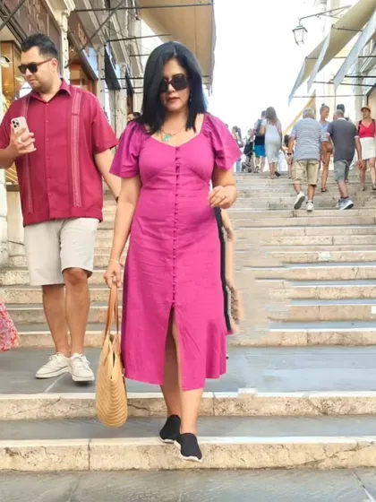 Vacation style is all about being comfortable without sacrificing chic. This purple linen dress was perfect for exploring Italy. I specialize in planning travel wardrobes with easy-to-wear pieces like this, so you can focus on making memories.