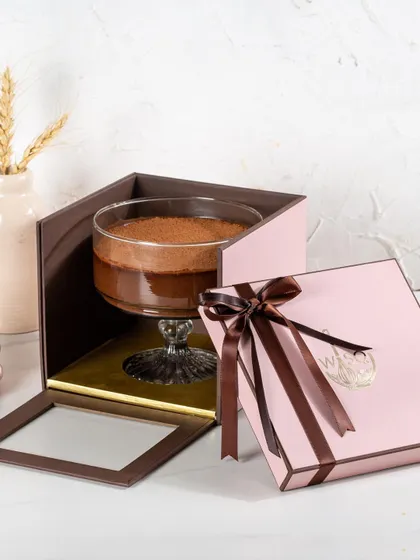 The innovative design of our single dessert box. The slide-out insert holds the dessert securely, making it easy to present and enjoy.