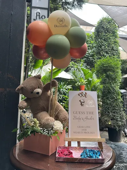 The gender guess station in its outdoor setting.
