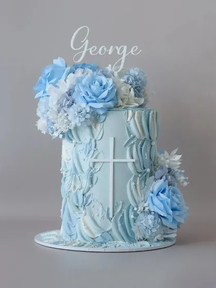 The full view of the blue and white floral cake, showcasing the balance between texture and floral elements.