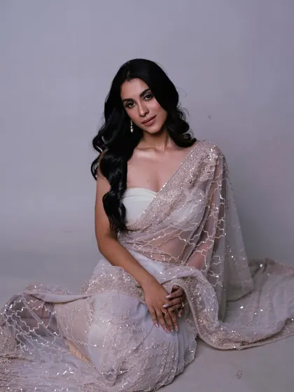 Another beautiful shot of this elegant and graceful look. The makeup is minimal and clean, allowing the beauty of the model and the saree to shine.